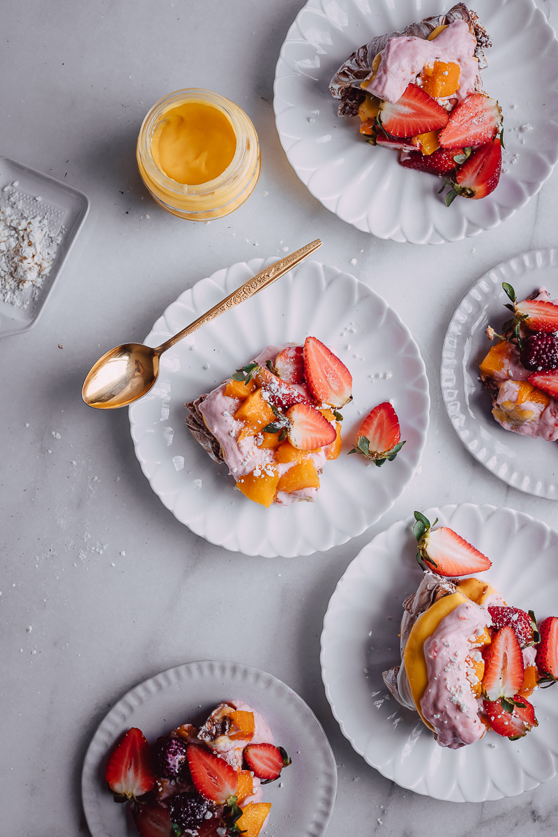 mango-soslu-cilekli-pavlova-4
