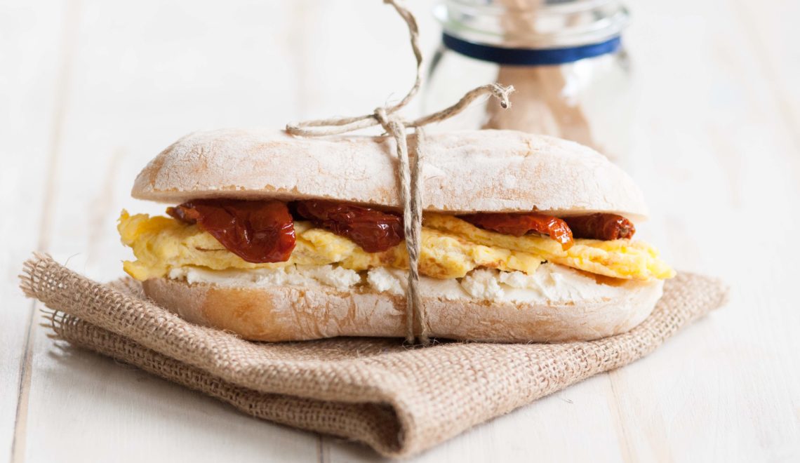 Panino-frittata-robiola-pomodorisecchi-1